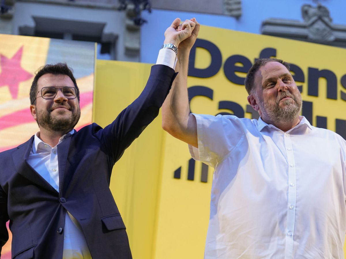 Foto: El presidente de la Generalitat, Pere Aragonès (i), junto al presidente de ERC, Oriol Junqueras. (EFE/Alejandro García)