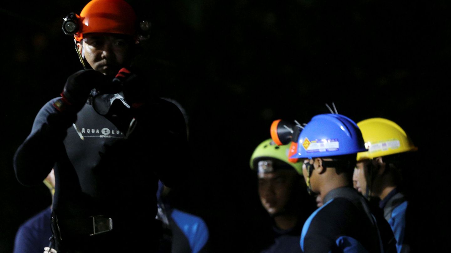 Buzos tailandeses se preparan para entrar en la cueva. (Reuters)