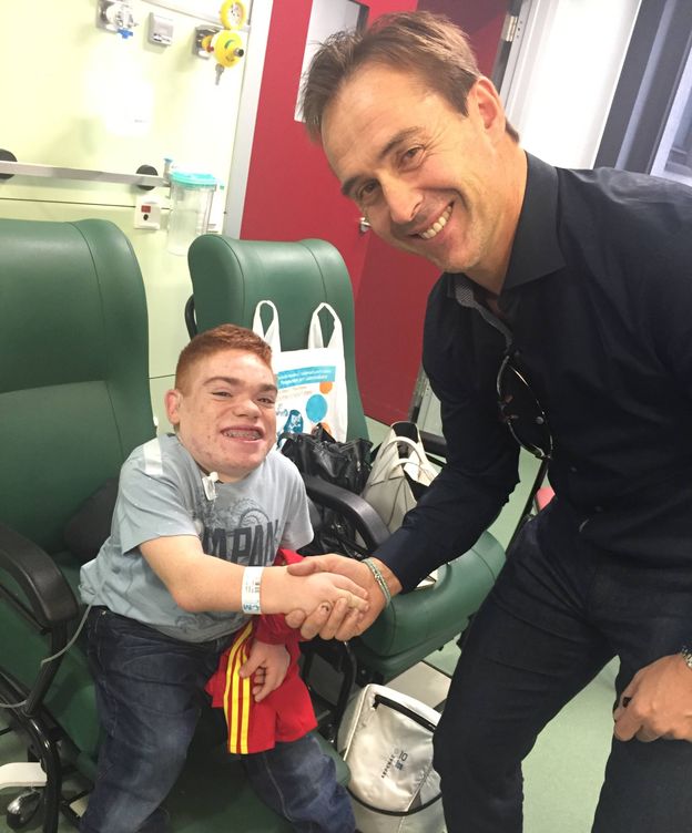 Foto: Julen, con Dani durante su visita al Hospital 12 de Octubre