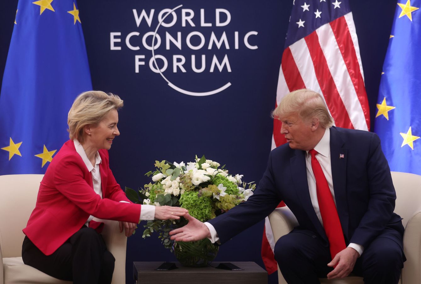 Von der Leyen saluda a Trump durante una reunión del Foro Económico Mundial. (Reuters)