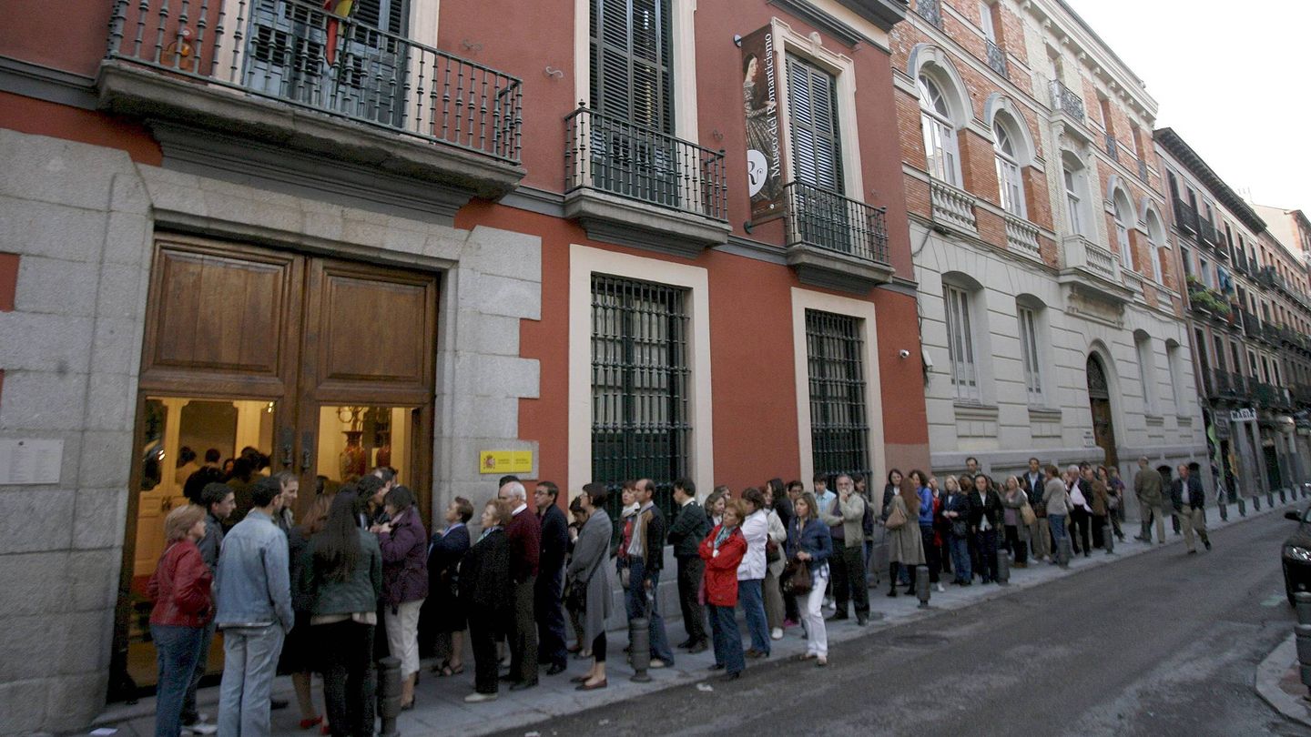 Decenas de personas hacen cola para entrar en el Museo del Romanticismo, en el barrio madrileño de Malasaña, en una imagen de archivo. (EFE/Víctor Lerena)
