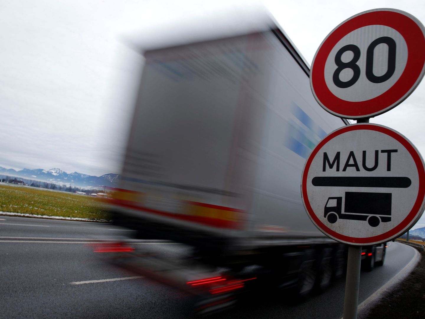 Un camión pasa junto a una señal que advierte del peaje de camiones alemán (Reuters)