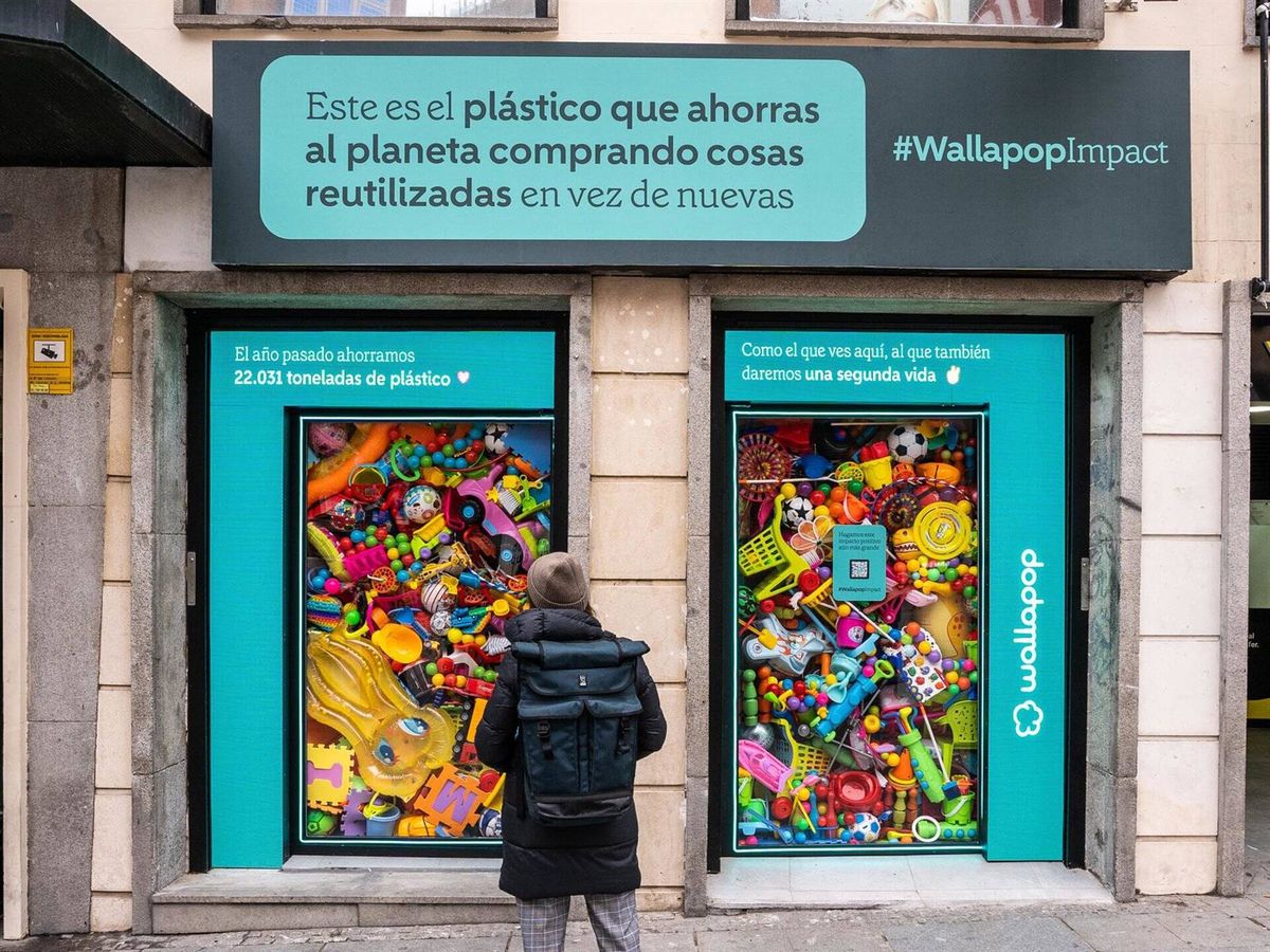 Foto: Este es el escaparate que Wallapop ha inaugurado en la Plaza de Callao de Madrid para dar a conocer el impacto positivo que la reutilización puede conseguir en el medio ambiente. (Europa Press/Wallapop)