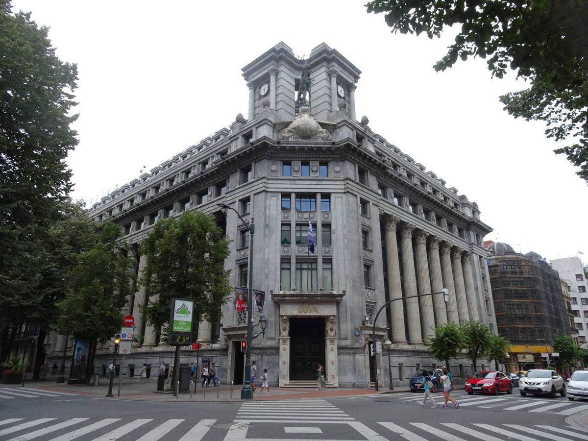 Foto: Sede de BBVA en Bilbao, en el número 12 de Gran Vía. (Triplecaña/Wikipedia)