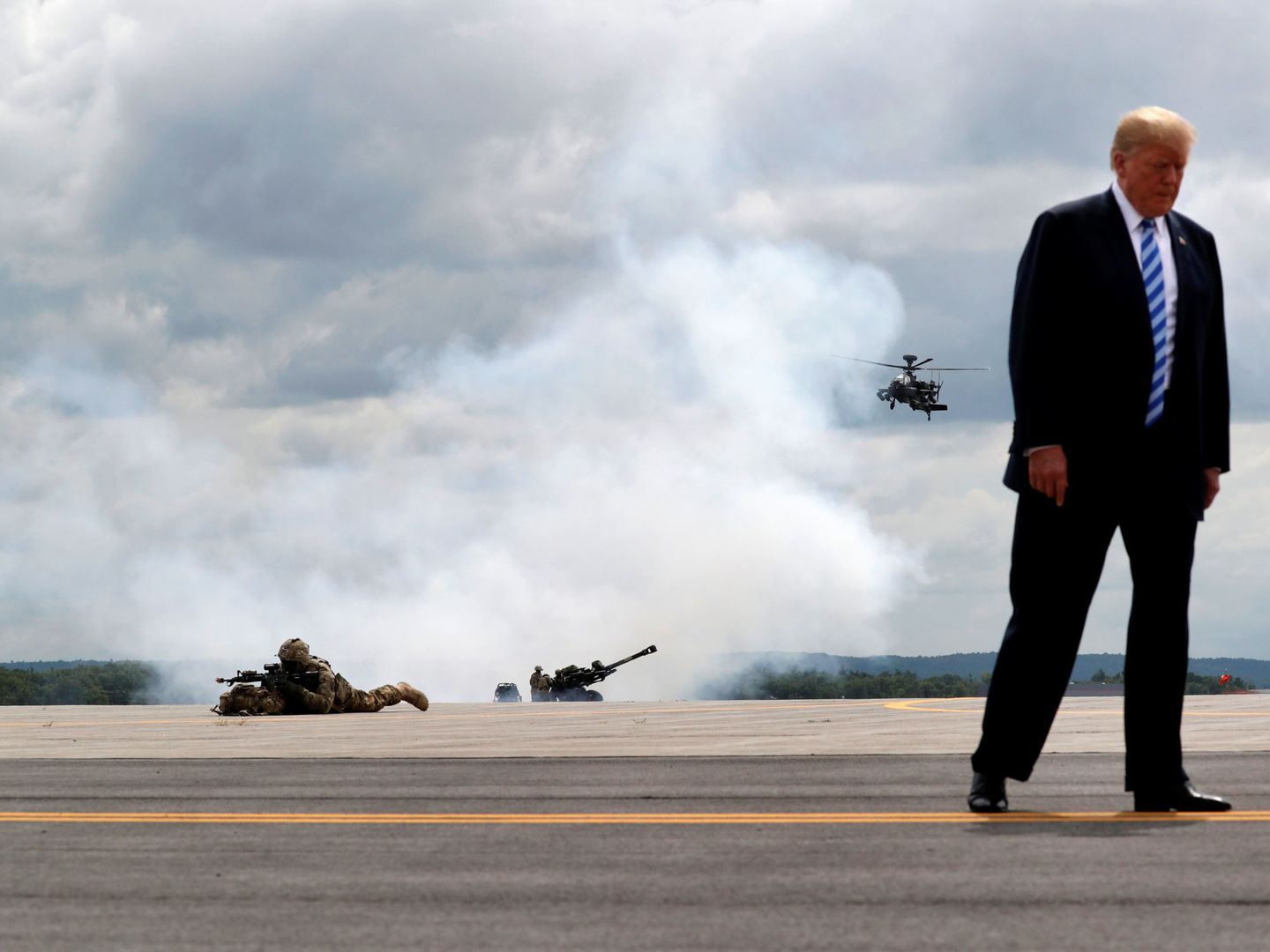 Donald Trump observa unos ejercicios militares en Fort Drum, Nueva York. (Reuters)