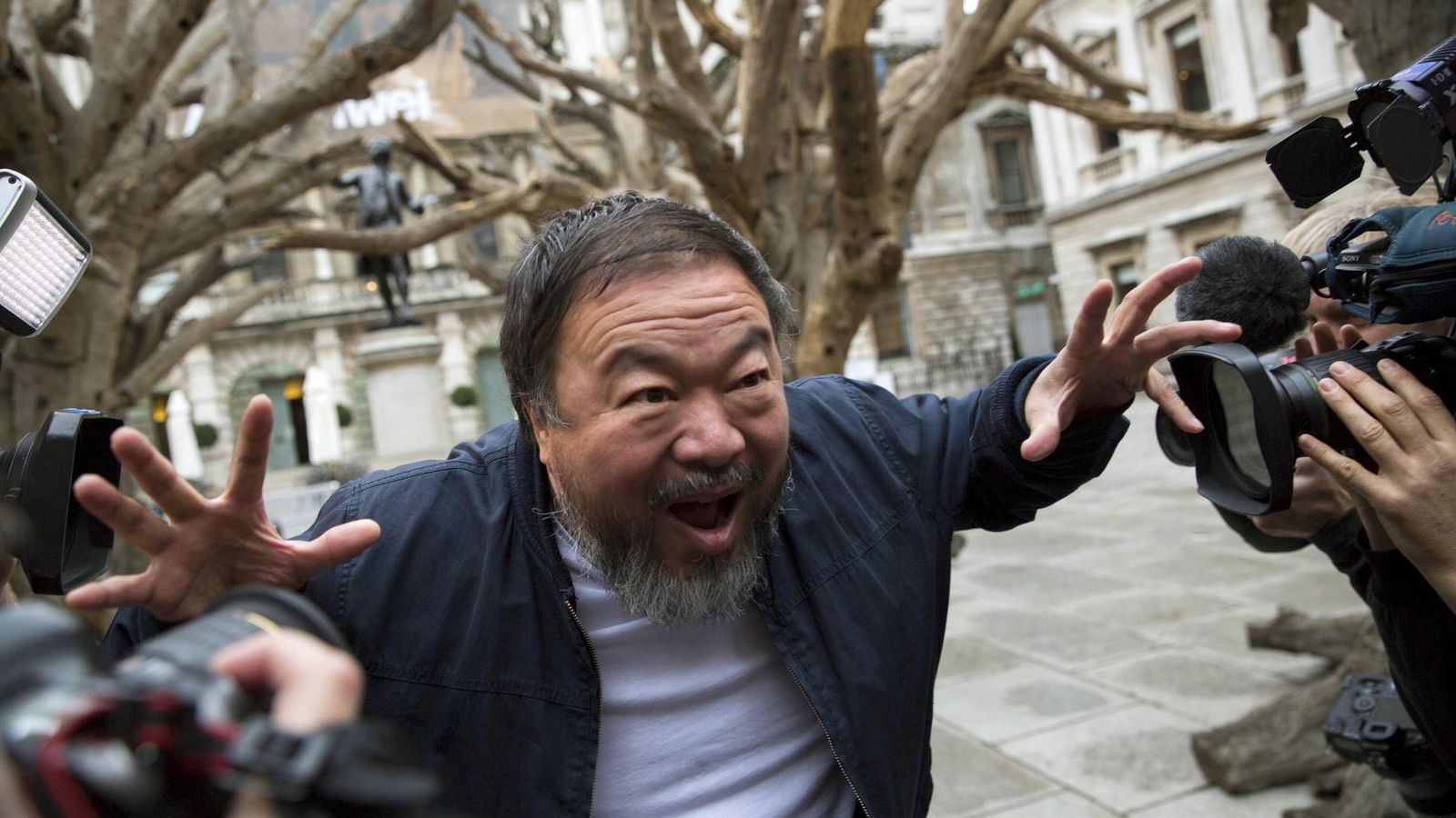 Foto: Ai Weiwei posa para los fotógrafos junta a la Royal Academy of Arts (Reuters)