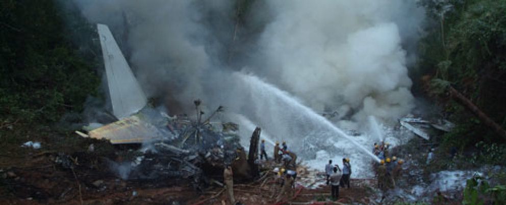 Foto: Ocho personas sobreviven a un accidente de un avión en India que transportaba a 166 pasajeros