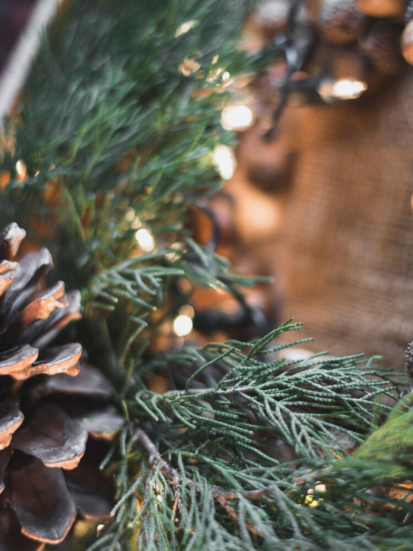Los elementos rústicos mezclados con otros detalles chic son una perfecta mezcla de estilo para decorar en Navidad. (Freepik)
