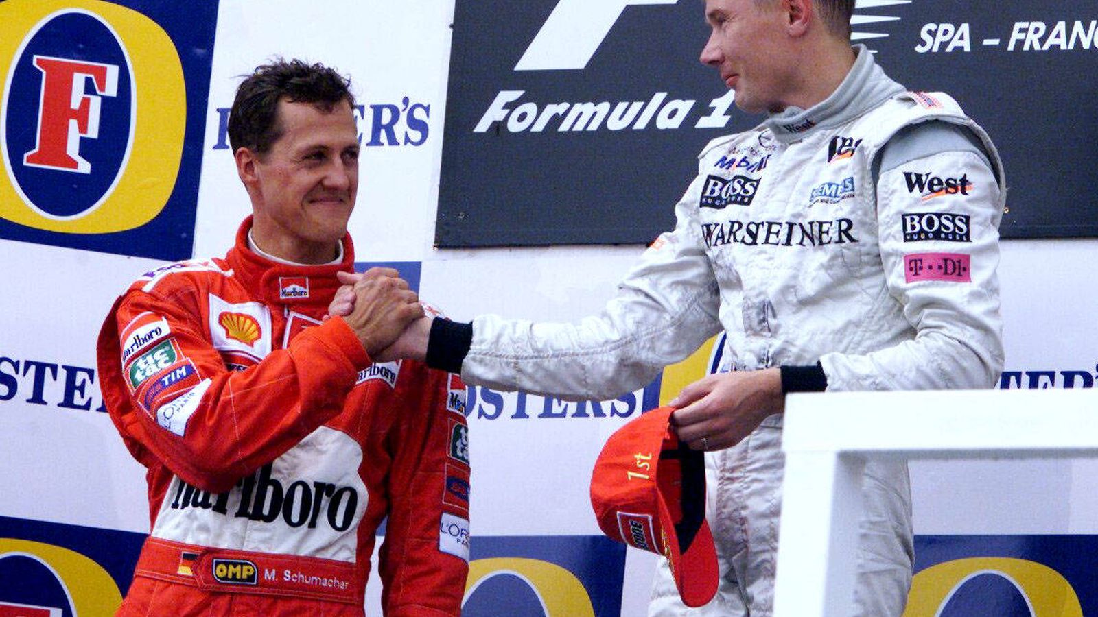 Foto: Michael Schumacher (i) y Mika Hakkinen en el podio del GP de Bélgica del 2000. (Reuters)