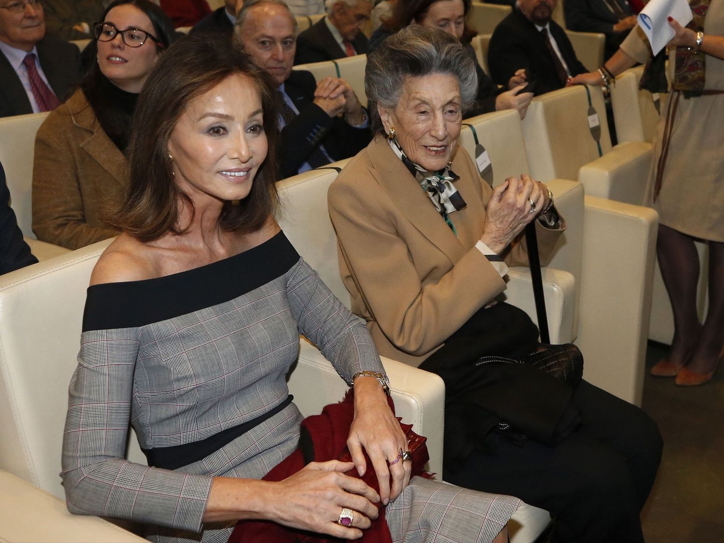 Isabel Preysler, con Ana María Calvo-Sotelo en un acto de Mario Vargas Llosa en 2018. (EFE)
