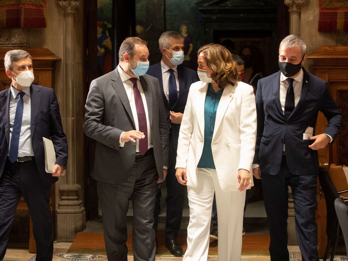 La alcaldesa de Barcelona, Ada Colau, y el ministro de Transportes, José Luis Ábalos. (EFE)