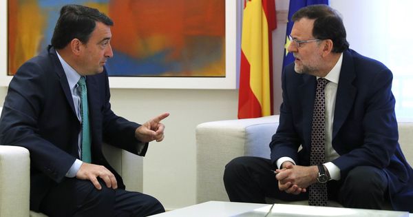 Foto: El presidente del Gobierno, Mariano Rajoy (d), y el portavoz del PNV en el Congreso, Aitor Esteban. (EFE)