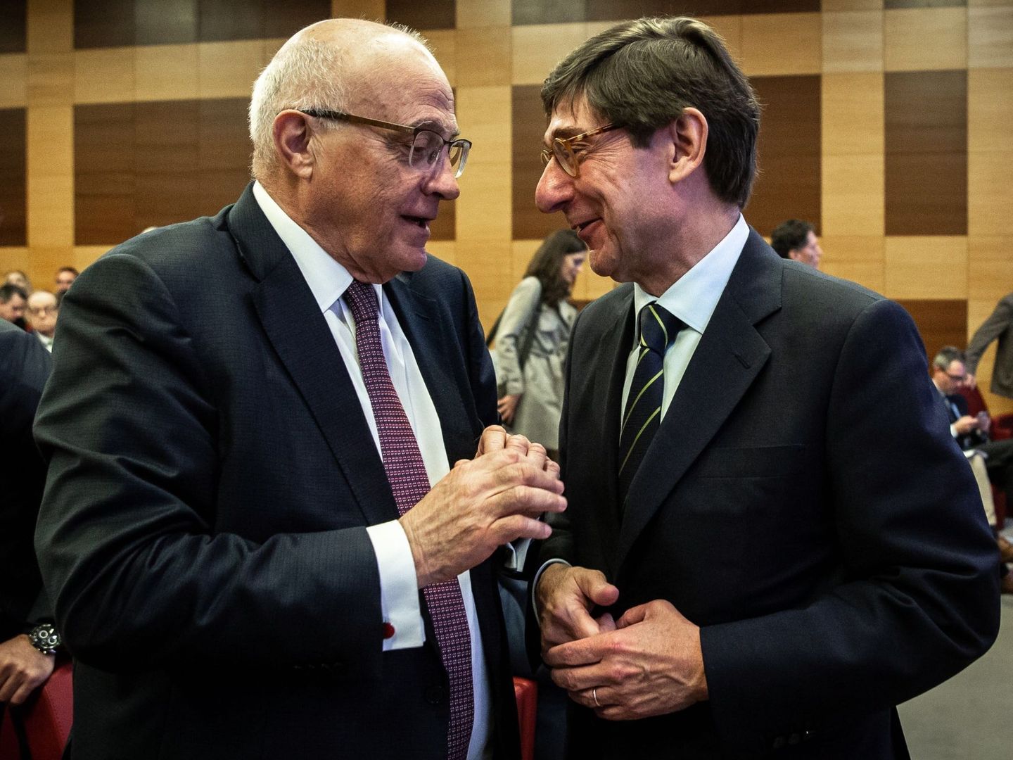 El presidente de Bankia, José Ignacio Goirigolzarri (d), y el de Banco Sabadell, Josep Oliu. (EFE)