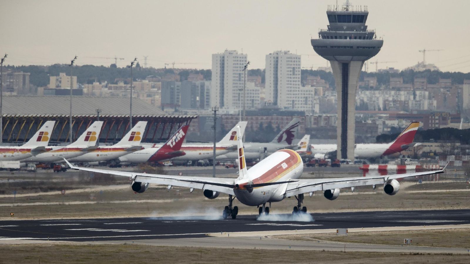 Foto: Un avión aterriza en el aeropuerto madrileño Adolfo Suárez Barajas. (Reuters)