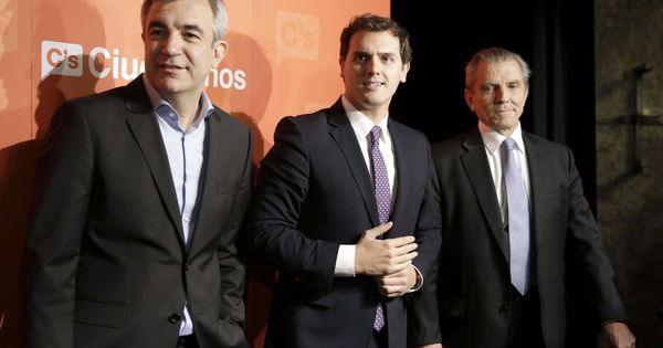 Foto:  El presidente de Ciudadanos, Albert Rivera (c), junto a los economistas Luis Garicano (i) y Manuel Conthe (d). (EFE)