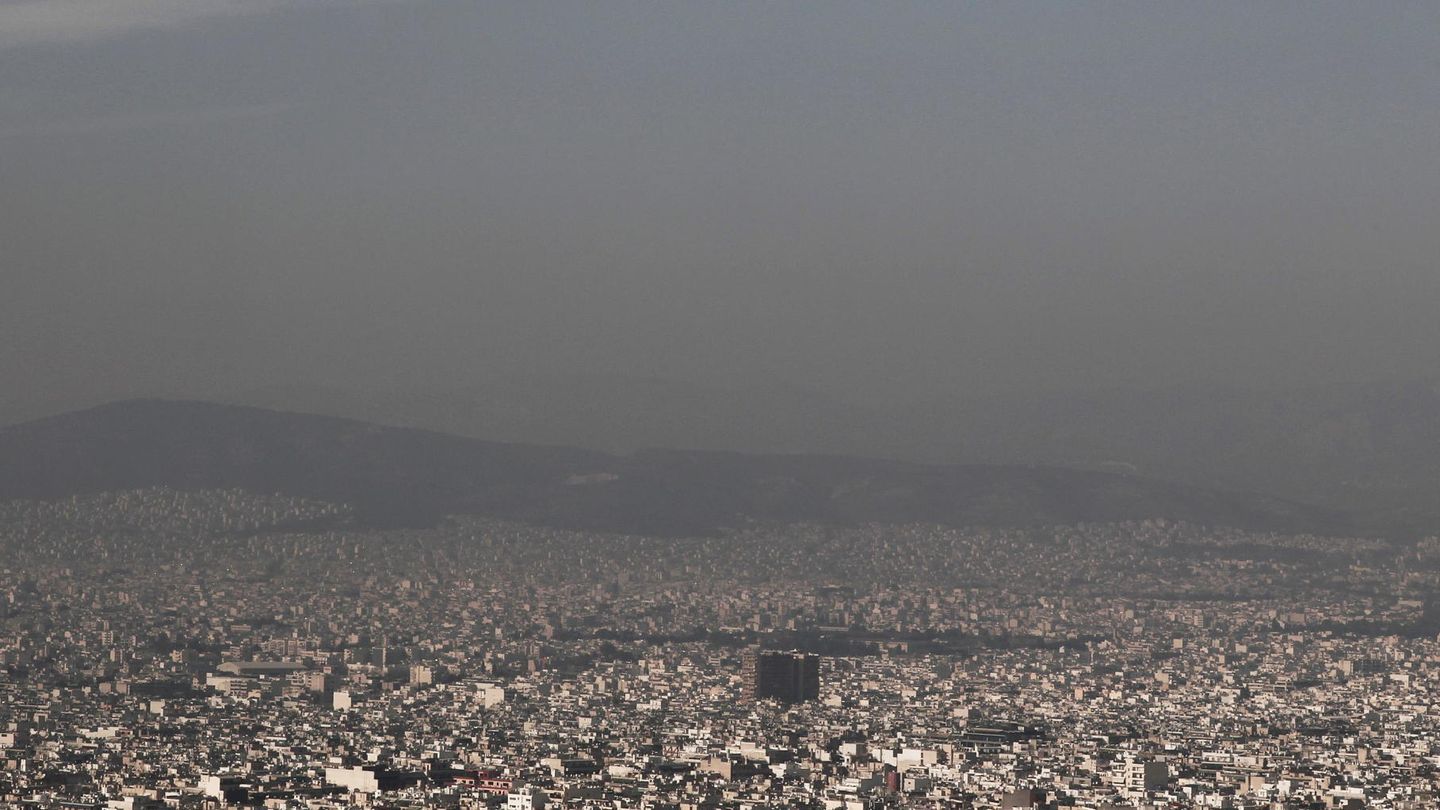 La contaminación en las grandes ciudades es cada vez más evidente (EFE/Alkis Konstantinidis)