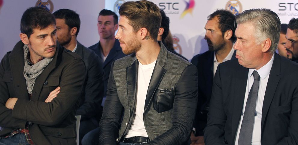 Ancelotti (d), junto con sus capitanes, Casillas y Ramos.