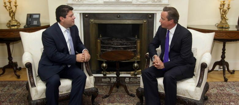 El primer ministro británico, david cameron, recibe al ministro principal de gibraltar, fabian picardo