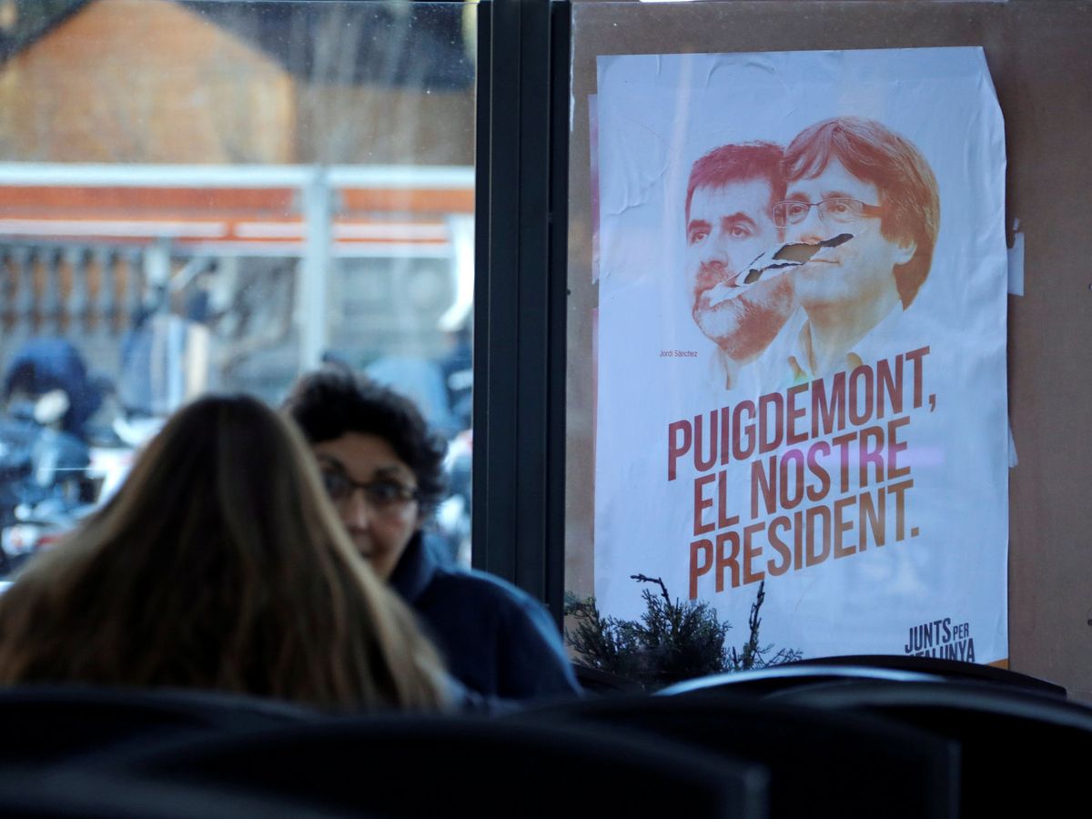 Foto: Un póster electoral de 2017 en el que aparecen Jordi Sànchez y Carles Puigdemont. (Reuters/Eric Gaillard)
