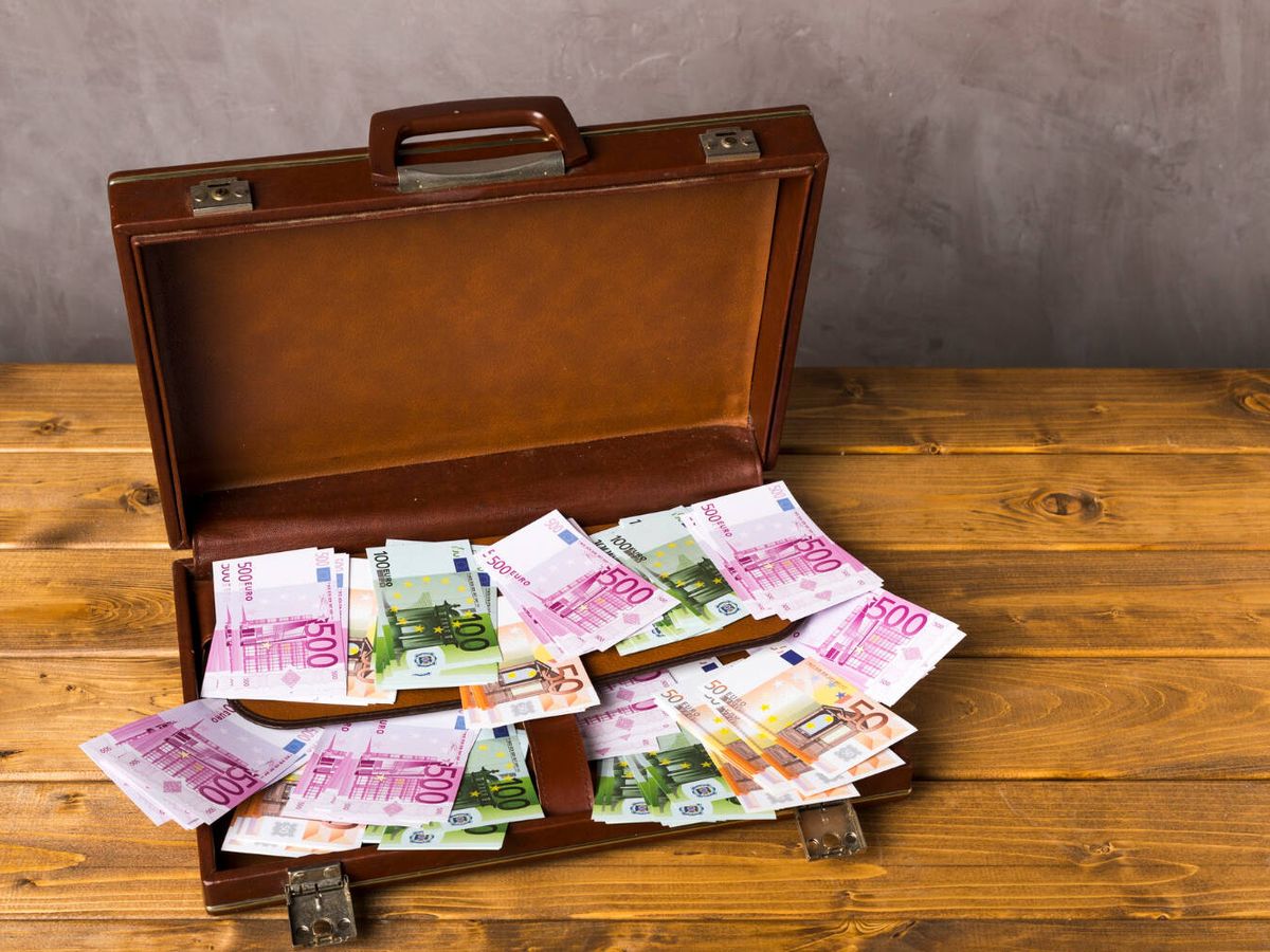 Foto: ¿Qué hacer si te encuentras un maletín lleno de dinero? Este el consejo de la Policía (Freepik)