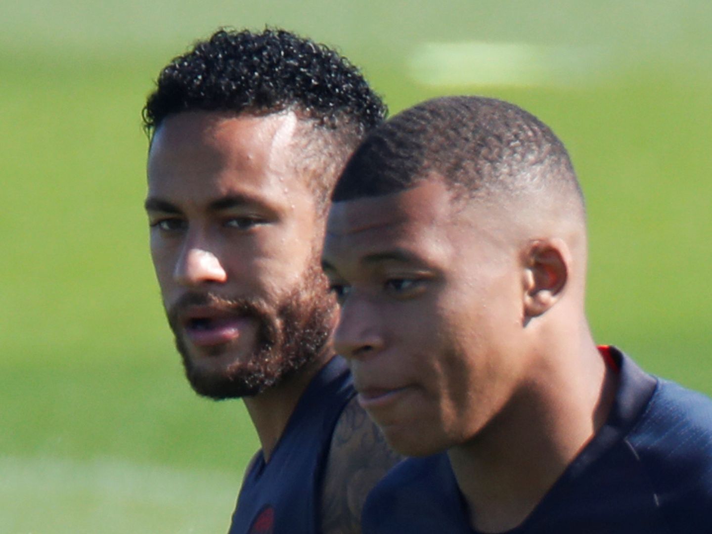 Neymar, junto a Mabppé, en un entrenamiento del PSG. (EFE)