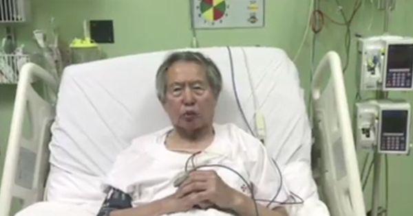 Foto: Captura de pantalla del vídeo publicado en las redes sociales oficiales del expresidente peruano Alberto Fujimori desde la clínica. (EFE)