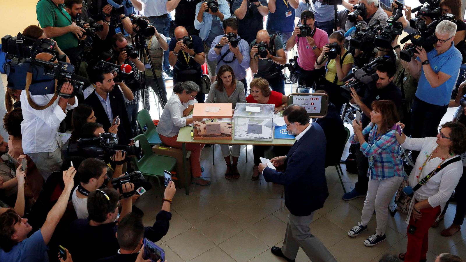 Foto: El líder popular se acerca a la mesa de votación ante numerosos reporteros gráficos. (Reuters)