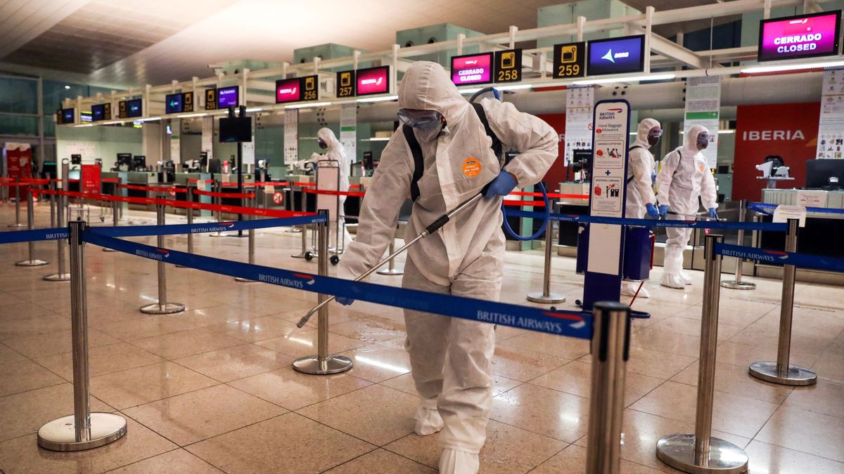 El Ejército entra en Cataluña contra el virus: desinfecta el puerto y el aeropuerto de BCN