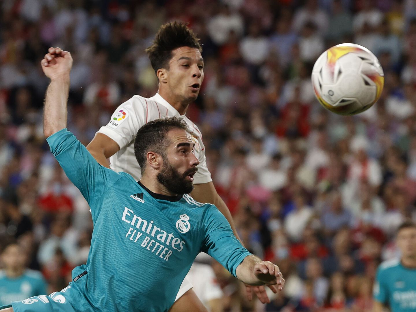 Dani Carvajal en el partido contra el Sevilla pugna por un balón con Oliver Torres