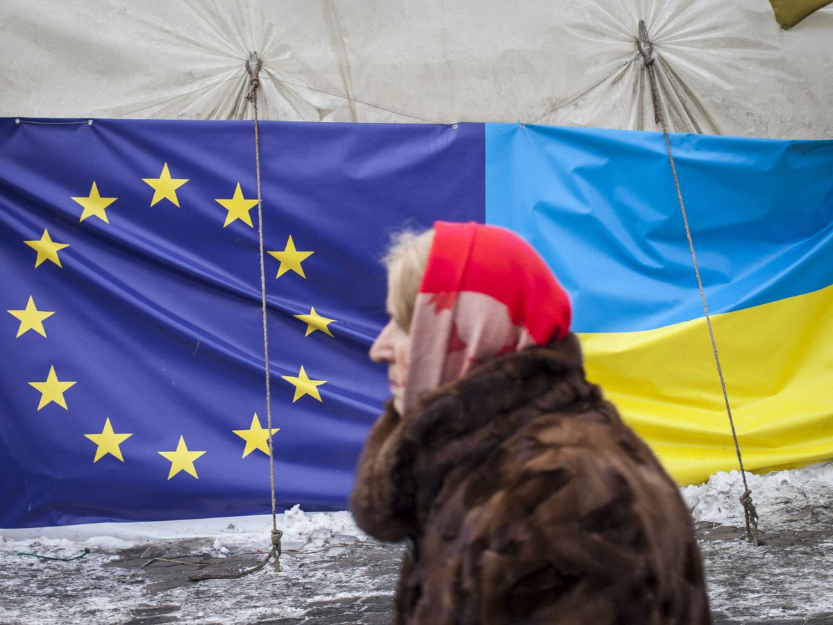 Foto: Banderas de la UE y Ucrania durante las protestas de Maidán en 2014 en Kiev. (Getty/Rob Stothard)