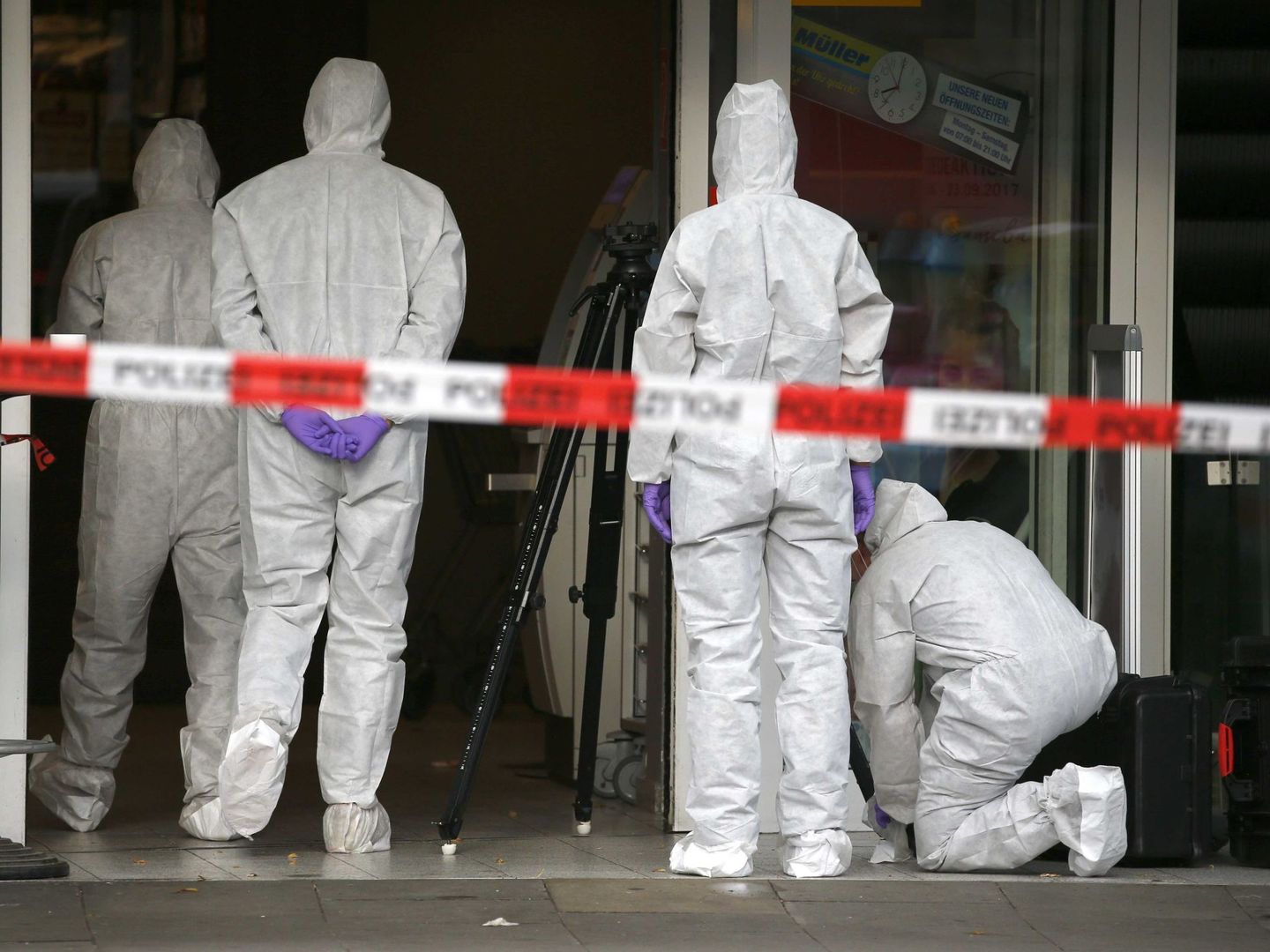 Investigadores de la policía en el lugar del ataque. (Reuters)