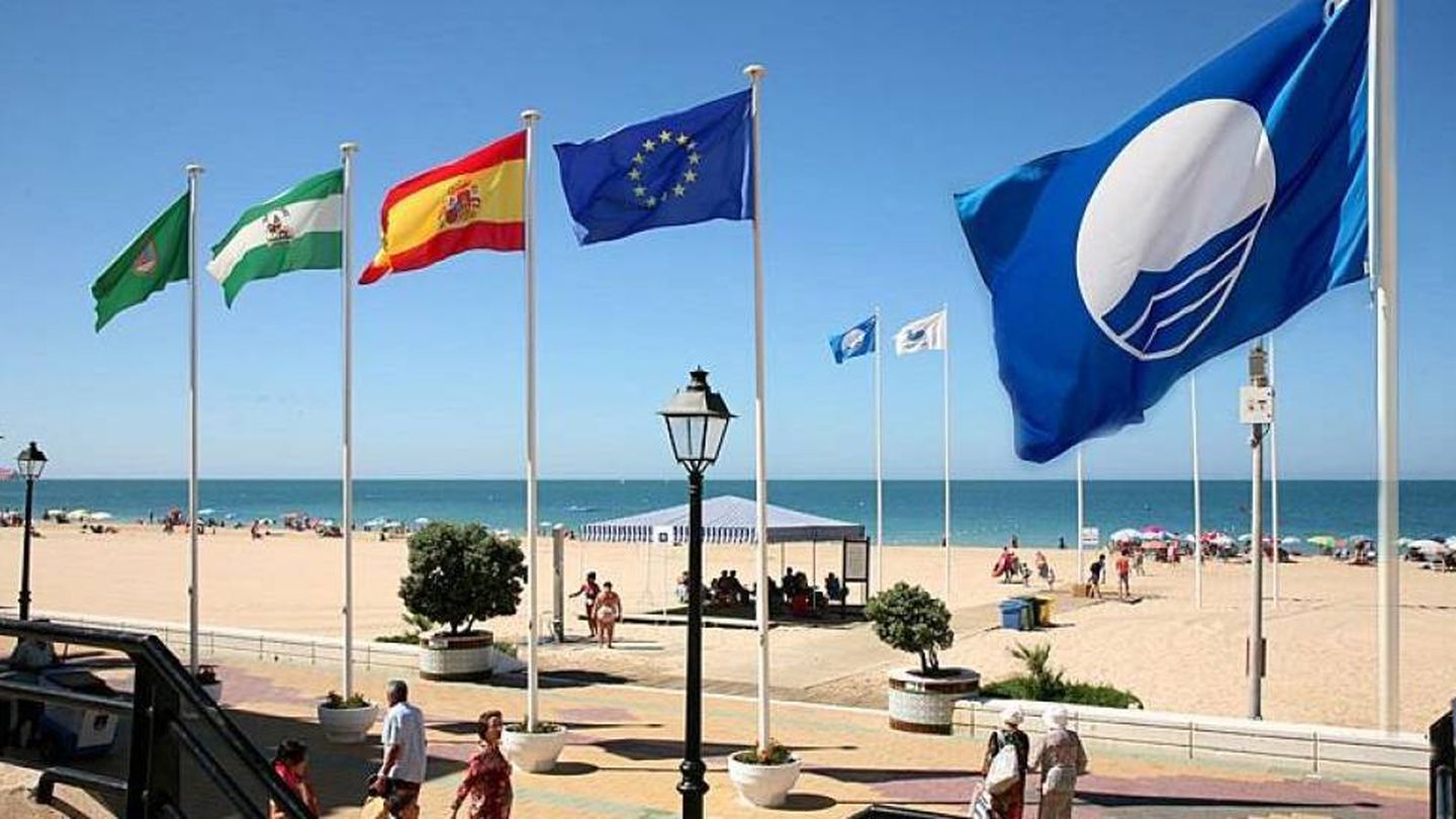 Una bandera azul en una playa española.