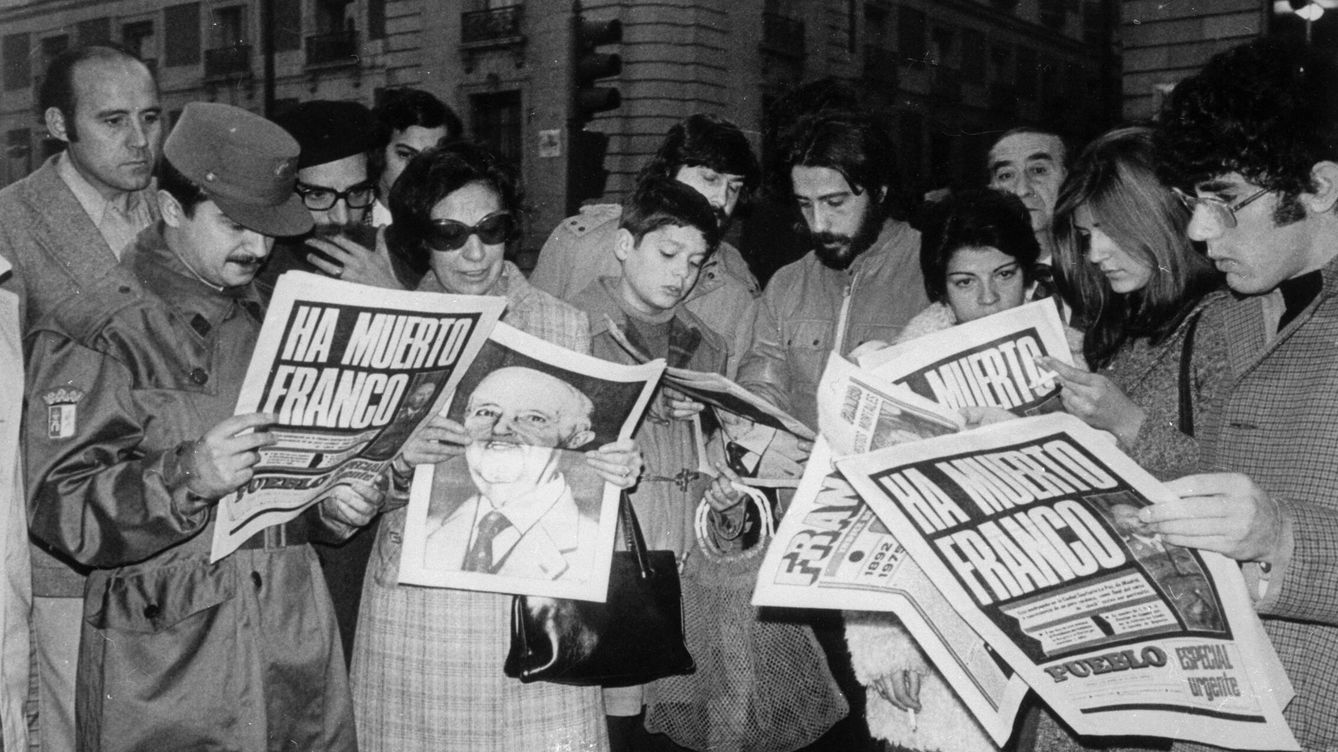 Foto: Un grupo de personas en noviembre de 1975 leyendo en periódicos sobre la muerte de Franco. (Keystone/Getty Images)
