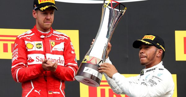 Foto: Vettel aplaude a Hamilton ganar en el Gran Premio de Bélgica. (Reuters)