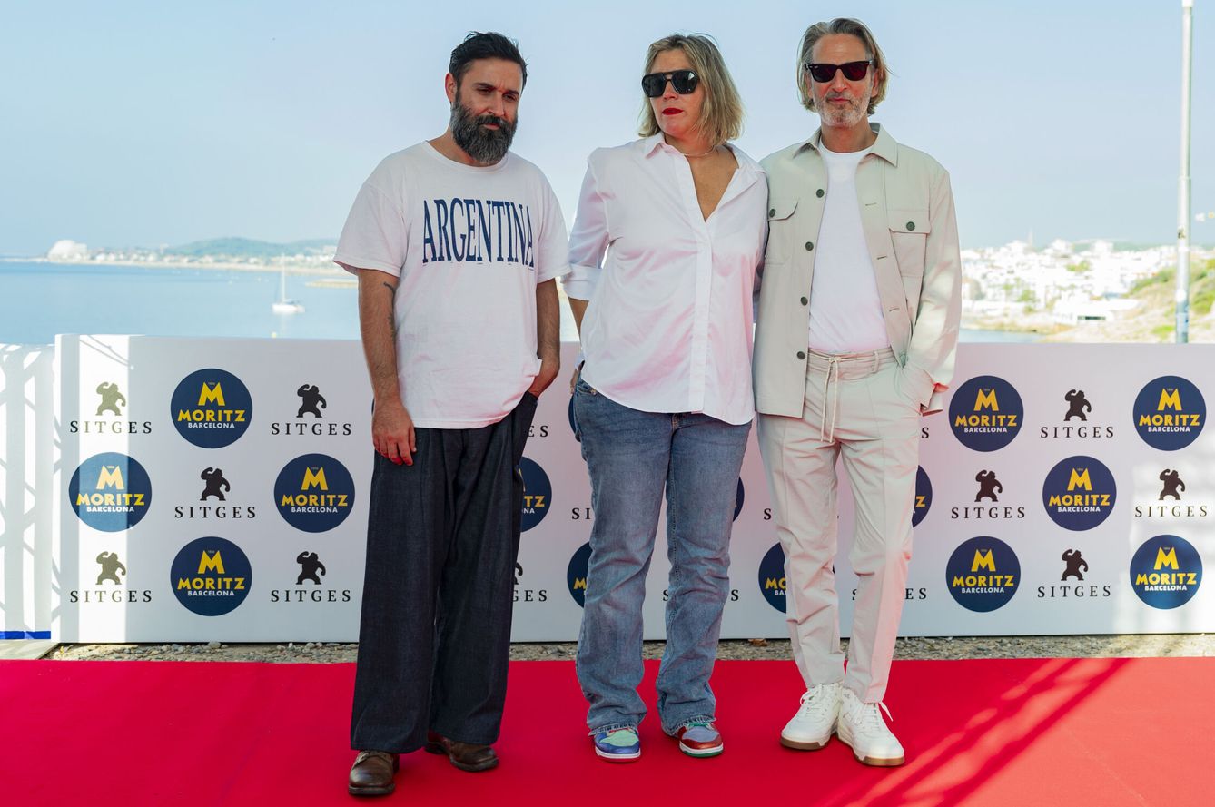 Aritz Moreno, Merry Colomer y Ernesto Alterio, en la presentación de 'Moscas', en el Festival de Cine de Sitges. (EFE/Siu Wu) 