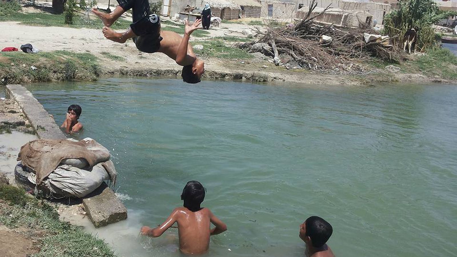 Foto: Niños de Raqqa juegan en el agua, en una fotografía tomada por uno de los sirios entrevistados.