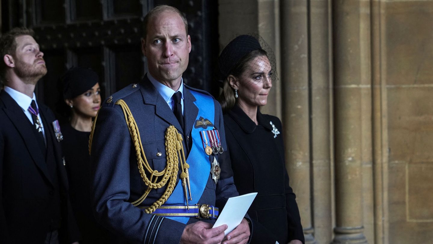 Harry y Meghan, junto a los príncipes de Gales en el funeral de Isabel II. (Reuters/Pool/Emilio Morenatti)
