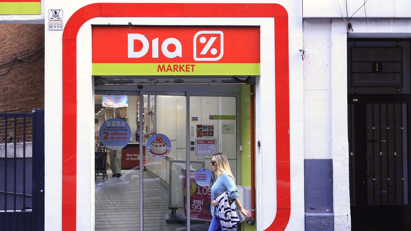 Vista de la entrada de un supermercado de la cadena DIA en Madrid. (EFE)