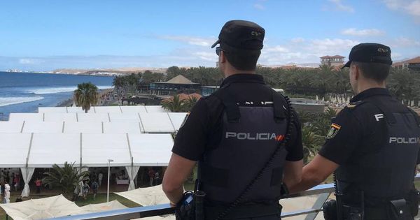 Foto: Agentes de la Policía Nacional en la Playa de Maspalomas (Policía de Gran Canaria)