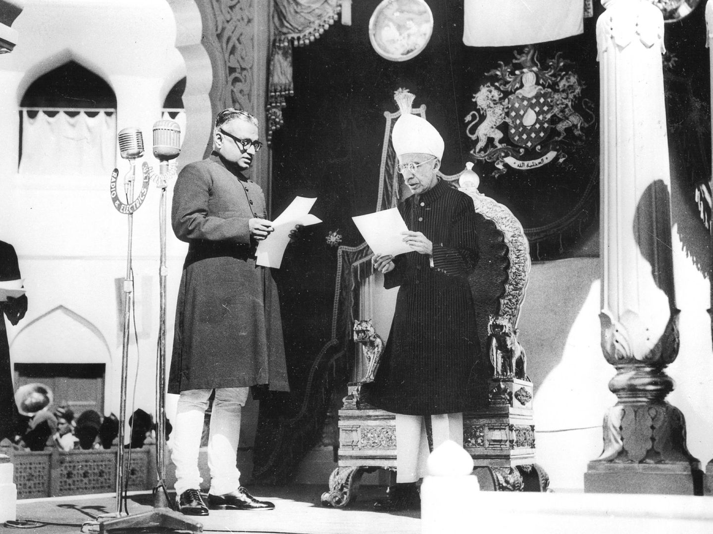 El nizam, jurando lealtad a la república de la India en 1950. (Cordon Press)