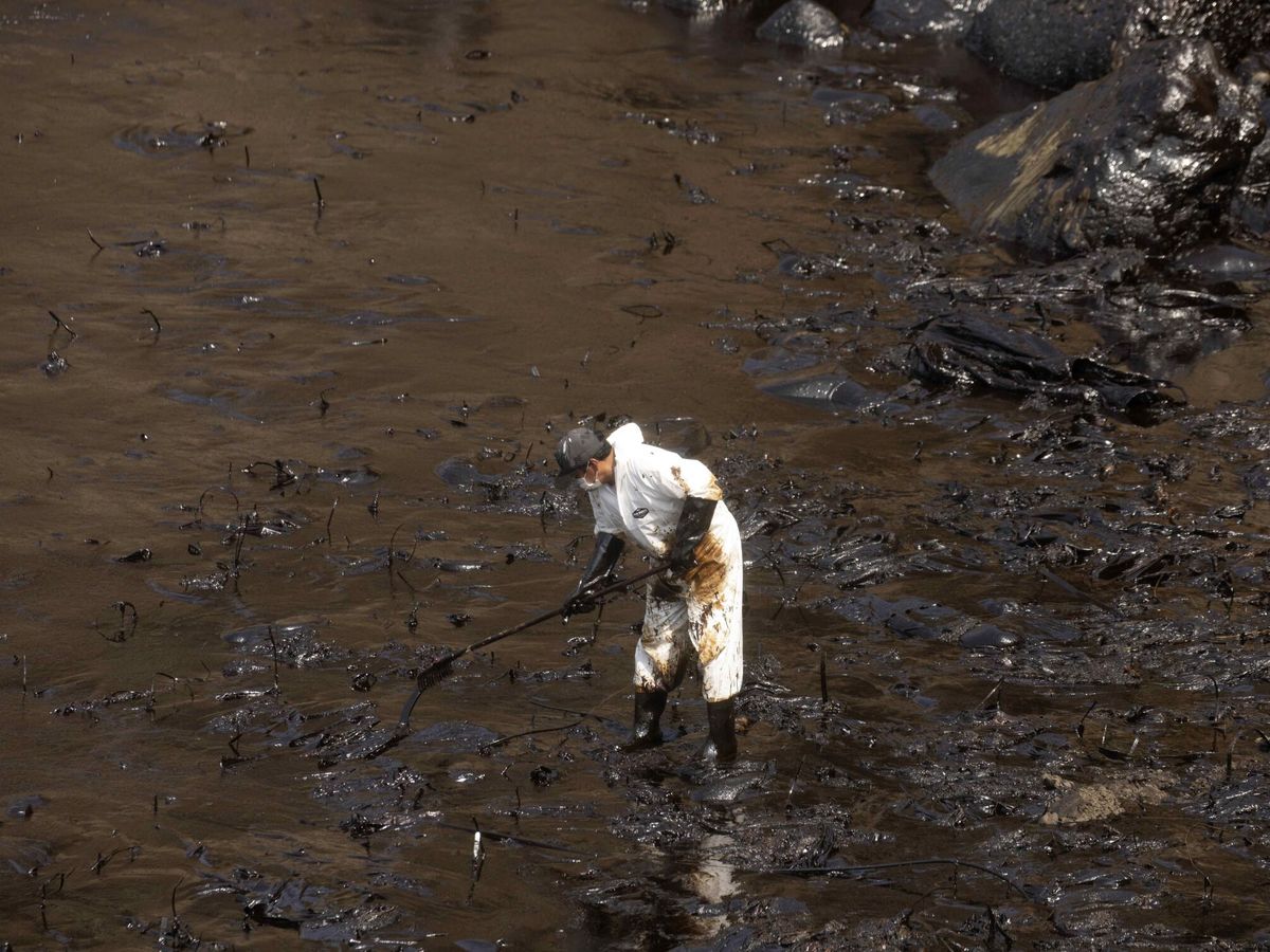 Foto: Limpieza del derrame de petróleo vertido el sábado al océano Pacífico desde la refinería peruana de La Pampilla. (Stringer/EFE)