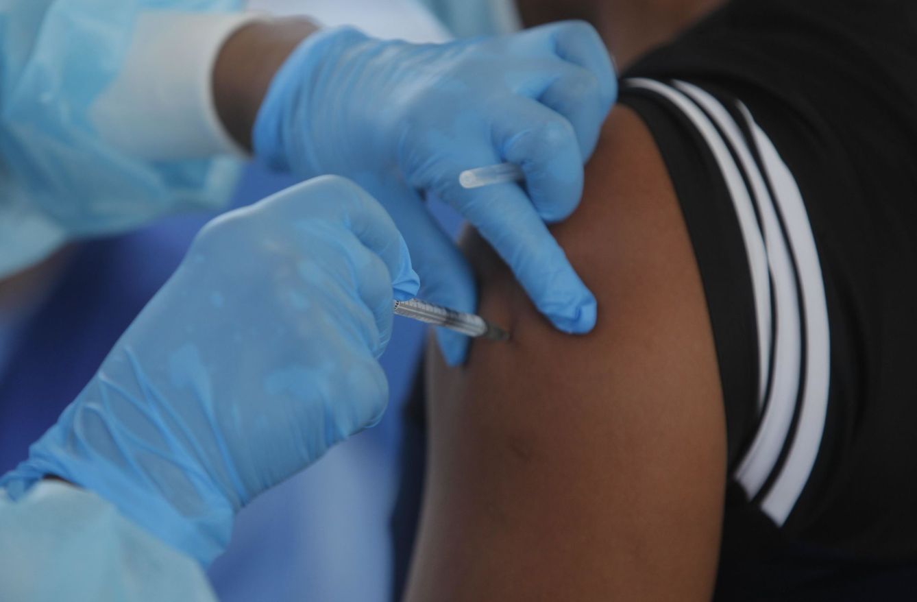 Una persona recibe una dosis de la vacuna Pfizer. (EFE)