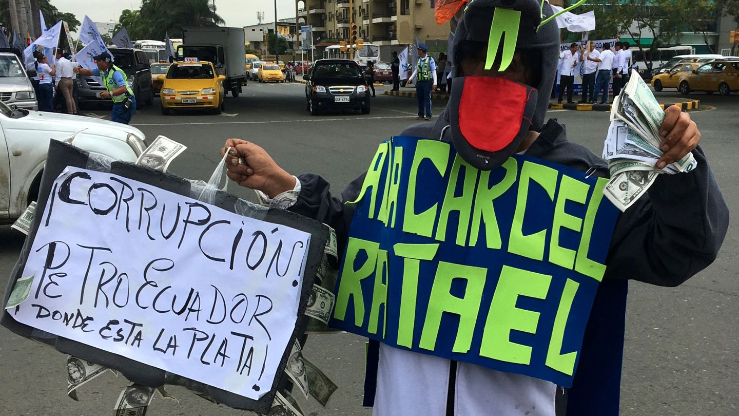 Protestas en Ecuador contra la corrupción. (Reuters)
