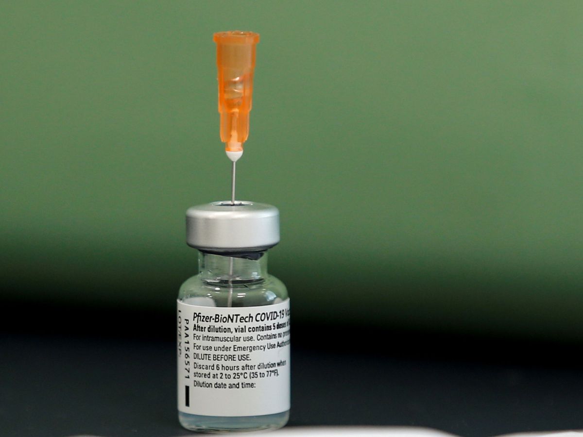 Foto: Un vial de la vacuna de Pfizer. (EFE)