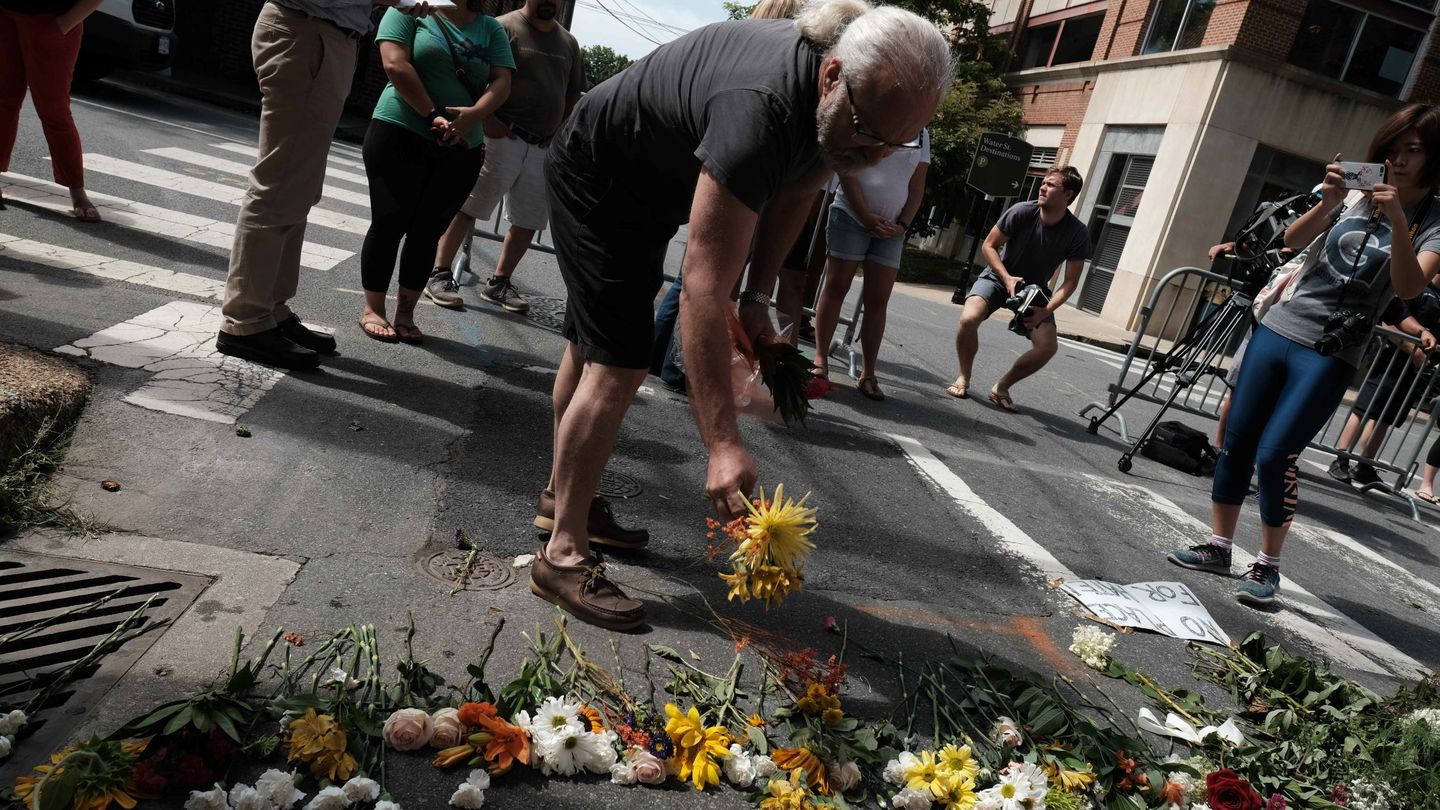 Una mujer deposita flores en el lugar del atentado. (Reuters)