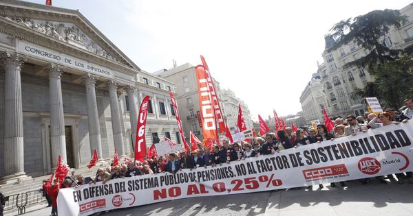 Foto: Movilización en defensa de las pensiones dignas en Madrid. (EFE)