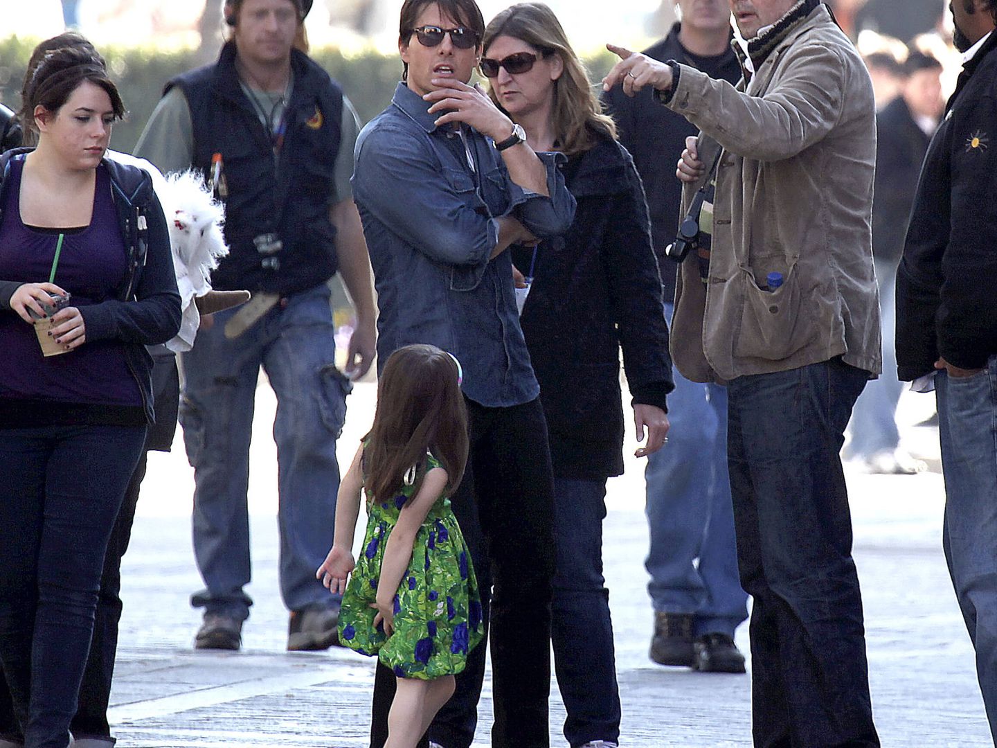 El actor Tom Cruise y su hija Suri en las calles de Sevilla en 2009, cuando se alojó en el Alfonso XIII. (Gtres)