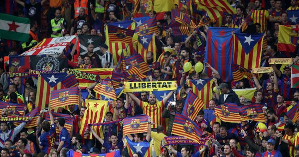 Foto: La grada de aficionados del Barcelona mientras sonaba el himno español en el Metropolitano. (Reuters)