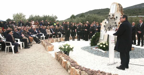Foto: Acto de homenaje a las víctimas del accidente de autobús de Freginals (Efe)