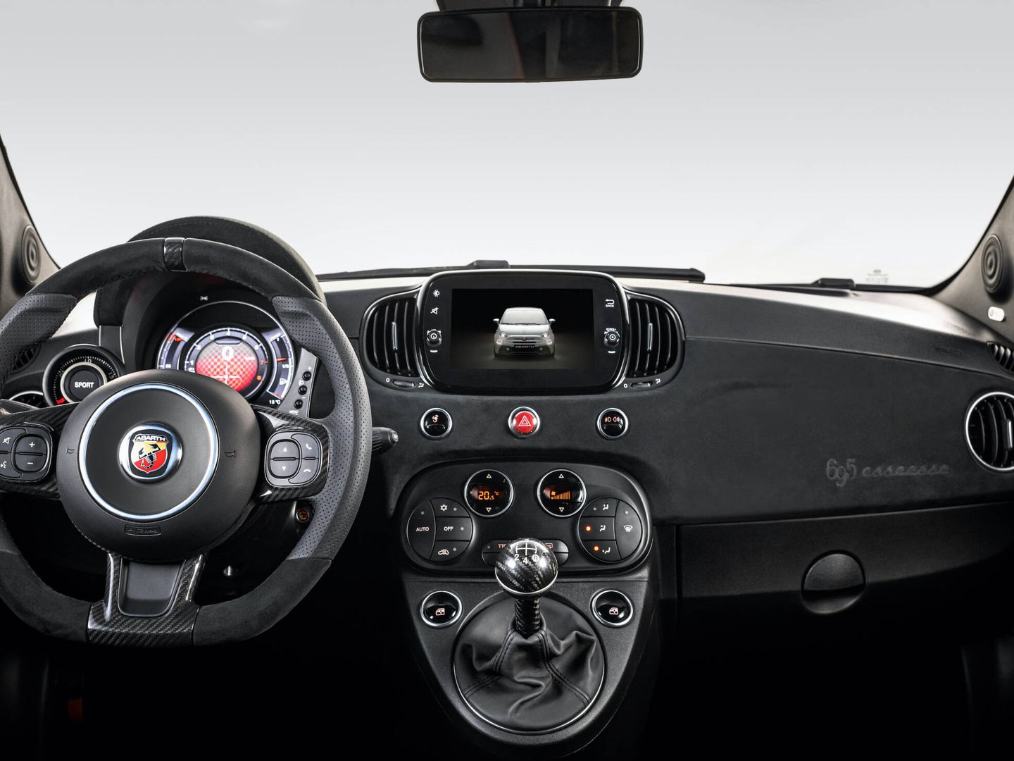 En el interior adopta detalles de fibra de carbono en volante, cambio y pedales, y recubre parte del salpicadero con piel Alcantara.